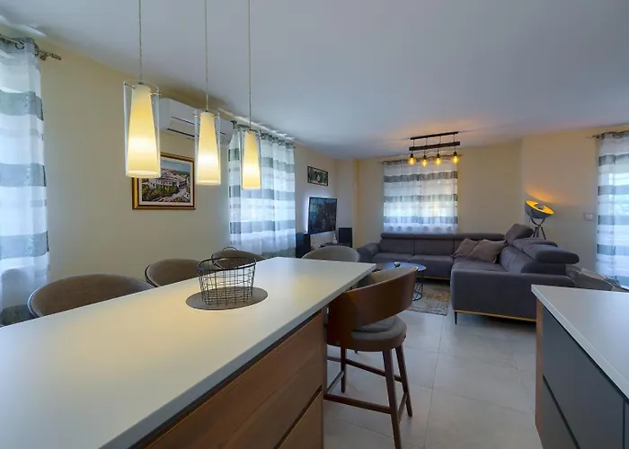 아파트 Brand New Excellence 풀라