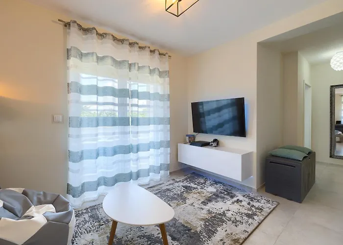 Brand New Excellence 아파트 풀라