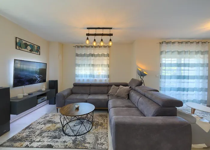 아파트 Brand New Excellence 풀라